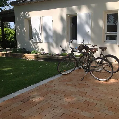 לינה וארוחת בוקר Chateau Ormes De Pez Saint-Estèphe