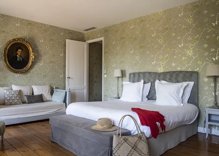 Chateau Ormes De Pez Bed and Breakfast