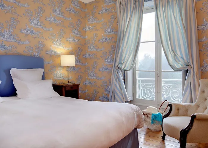 Chateau Ormes De Pez Bed and Breakfast